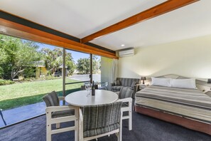 Minibar, escritorio, wifi gratis y ropa de cama 