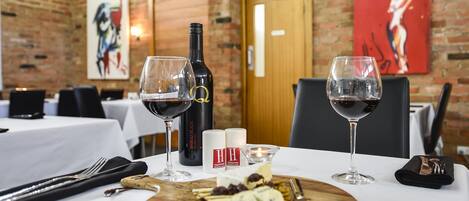 Phục vụ bữa sáng và bữa tối, đặc sản địa phương