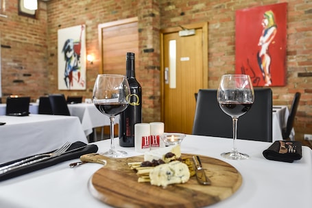 Se sirven desayunos, cenas y cocina local