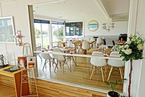 Breakfast, dinner served; local cuisine, beach views  - Diamond Island Resort & Penguin viewing (Bicheno)