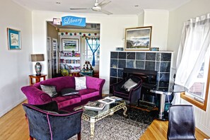 Wine bar, beach views, open select days - Diamond Island Resort & Penguin viewing (Bicheno)