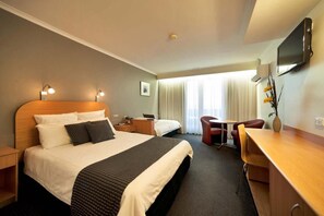 Minibar, in-room safe, blackout curtains, soundproofing - Beachfront Voyager Motor Inn (Burnie)