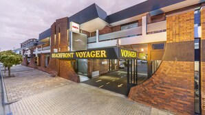 Un edificio moderno con un letrero que dice 'Beachfront Voyager'.