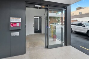 Property entrance - Beachfront Voyager Motor Inn (Burnie)