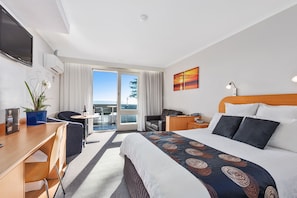 Executive Double Room, Sea View | Minibar, in-room safe, blackout curtains, soundproofing