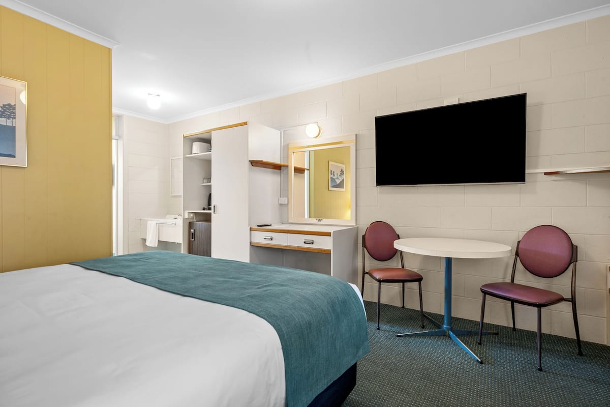 Standard Room, Multiple Beds, Non Smoking | Premium bedding, individually furnished, desk, blackout curtains