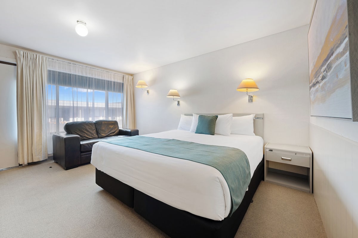 Standard Room, 1 King Bed, Non Smoking | Premium bedding, individually furnished, desk, blackout curtains