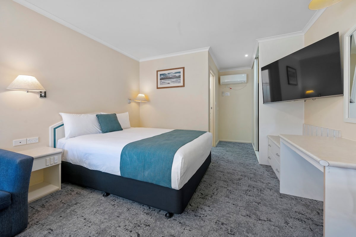 Standard Room, 1 Queen Bed, Non Smoking | Premium bedding, individually furnished, desk, blackout curtains
