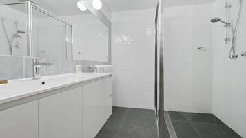 Standard Room, 1 King Bed, Non Smoking | Bathroom