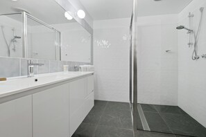 Standard Room, 1 King Bed, Non Smoking | Bathroom