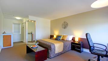 Rom, flere senger | Blendingsgardiner, strykejern/-brett, wi-fi (inkludert) og sengetøy