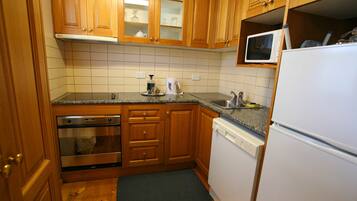 One Bedroom Cottage | Private kitchen | Fridge, coffee/tea maker, electric kettle