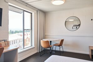 Premium bedding, down duvets, Tempur-Pedic beds, minibar - Balmoral On York (Launceston)