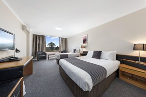 Quarto duplo standard | Cofres nos quartos, cortinas blackout, ferros/tábuas de passar roupa