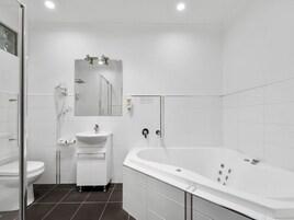 One Bedroom Apartment - Spa Bath | Bathroom