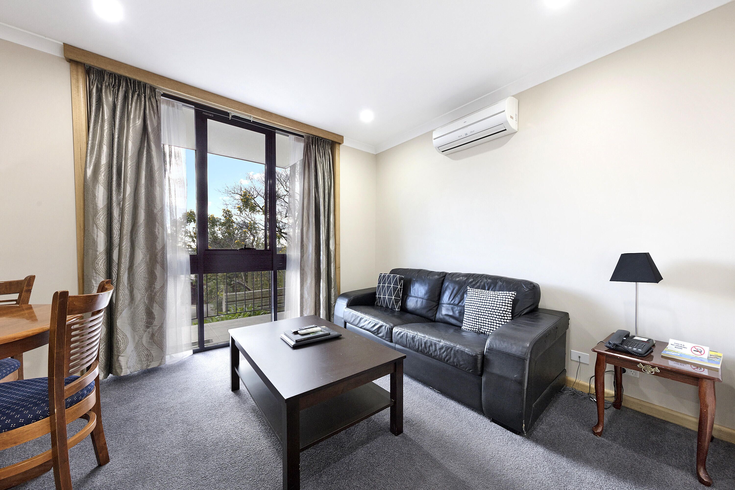 Apartment, 1 King-Bett, Whirlpool | Wohnbereich | 30-Zoll-Flachbildfernseher mit Digitalempfang, Fernseher