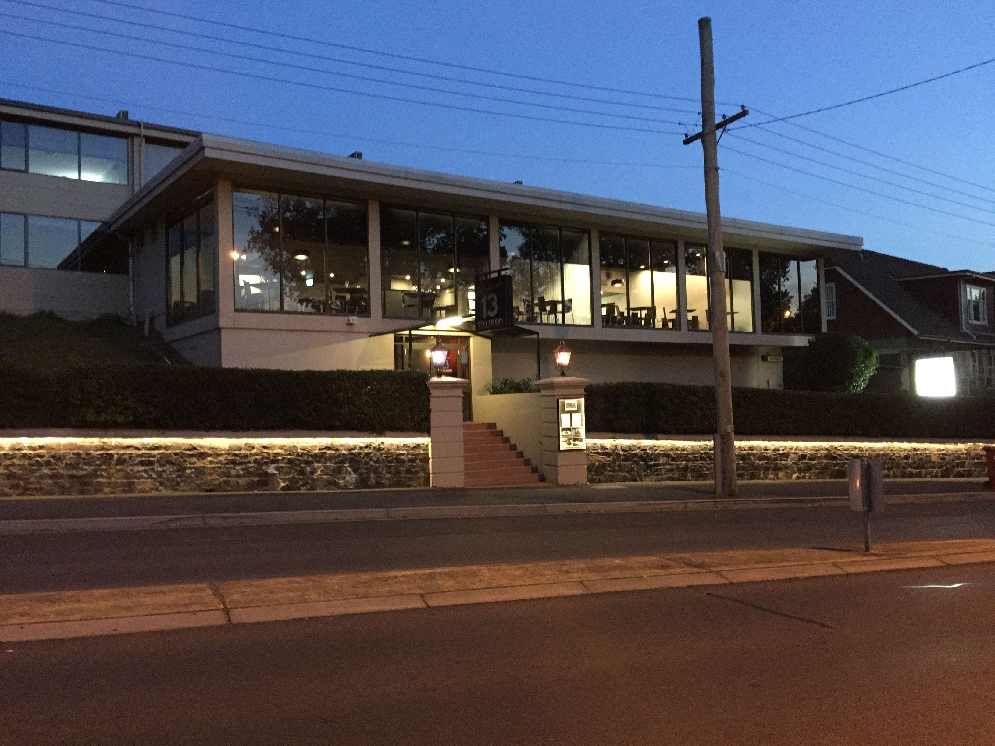 住宿正面 - 傍晚/夜晚