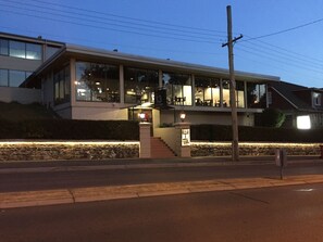 Fachada de la propiedad por la tarde o noche