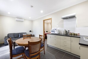 Apartamento, 1 cama de matrimonio grande, bañera de hidromasaje | Cocina básica privada | Frigorífico, cafetera o tetera y hervidor eléctrico