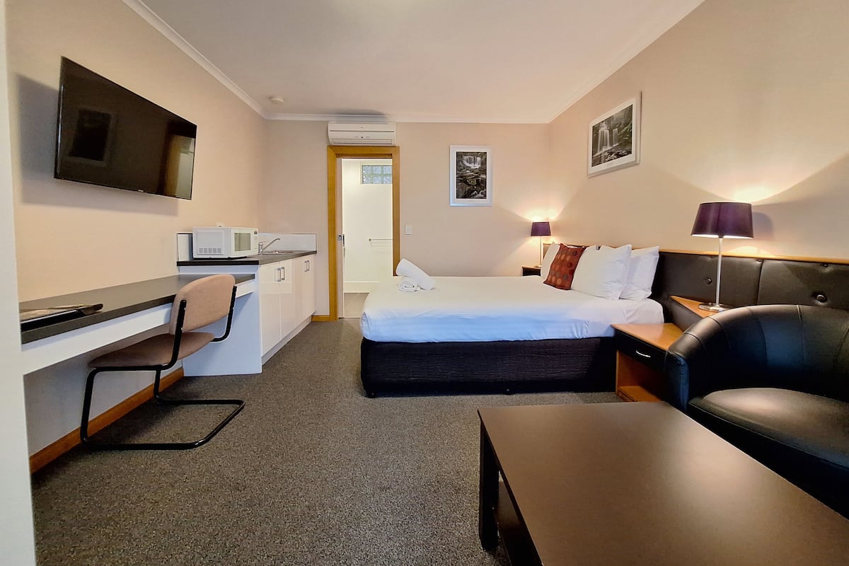 Deluxe Queen Room with Kitchenette | In-room safe, blackout drapes, iron/ironing board, free WiFi