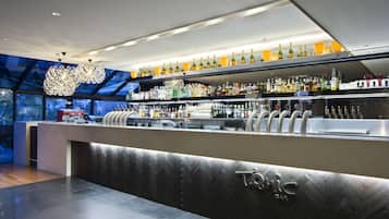 3 bars/lounges