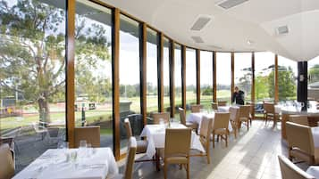 Se sirven desayunos, almuerzos y cenas; con vista al campo de golf