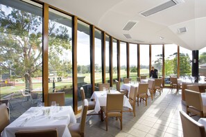 Serveert ontbijt, lunch, diner, uitzicht op de golfbaan