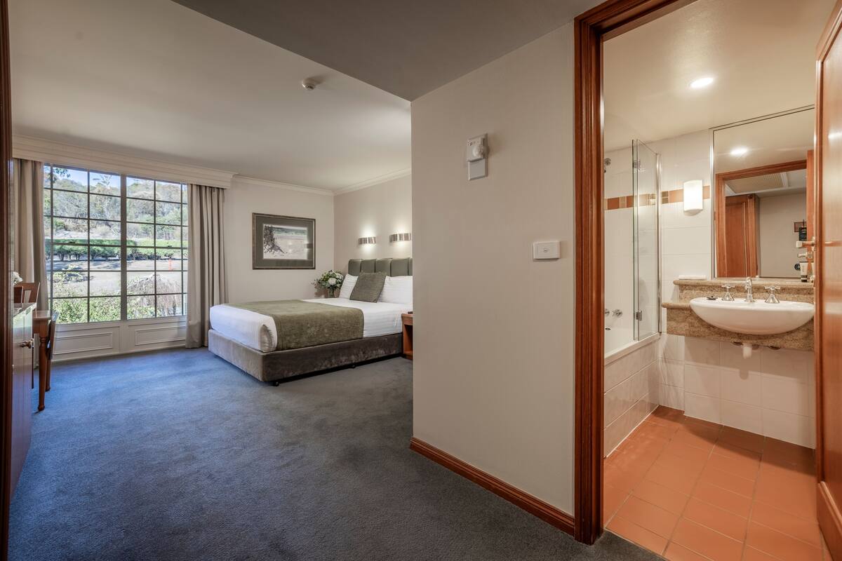 1 bedroom, hypo-allergenic bedding, minibar, in-room safe