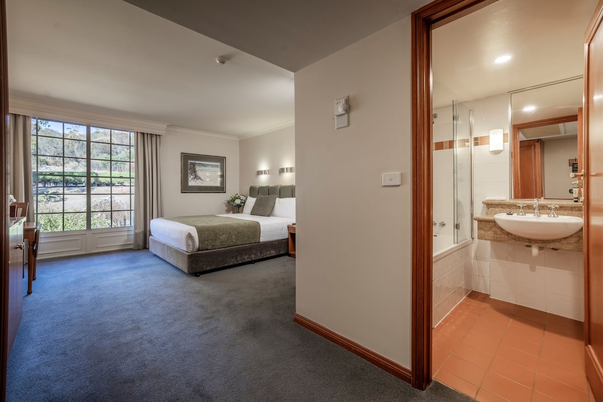 1 sovrum, allergitestade sängkläder och minibar