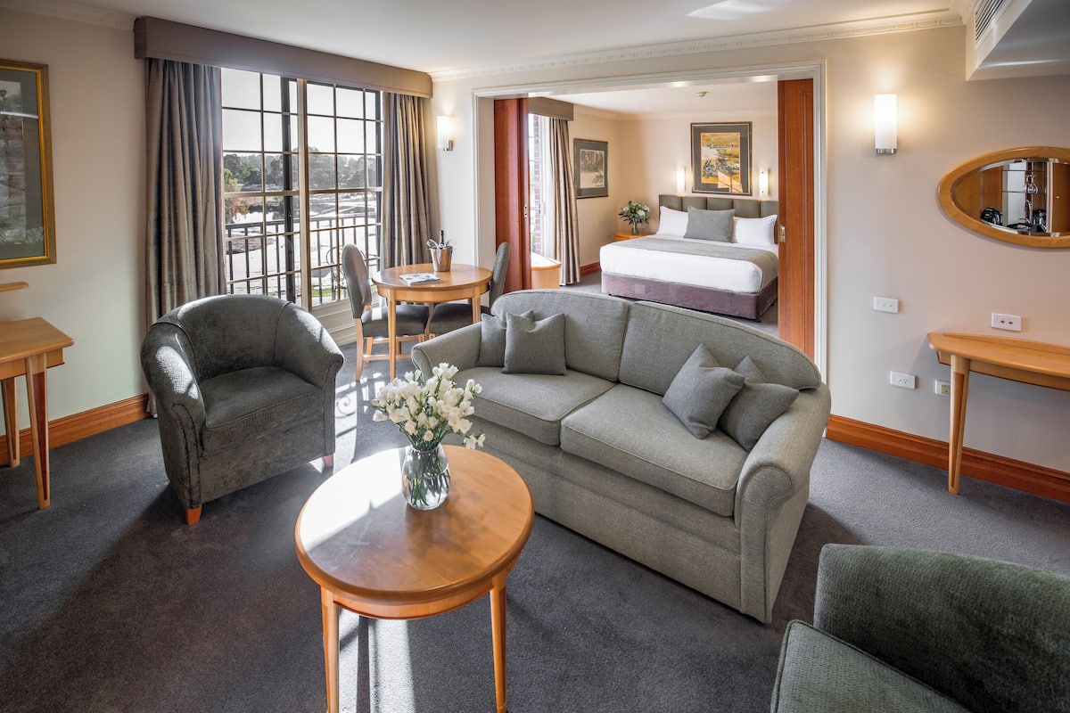 Golf Suite | 1 bedroom, hypo-allergenic bedding, minibar, in-room safe