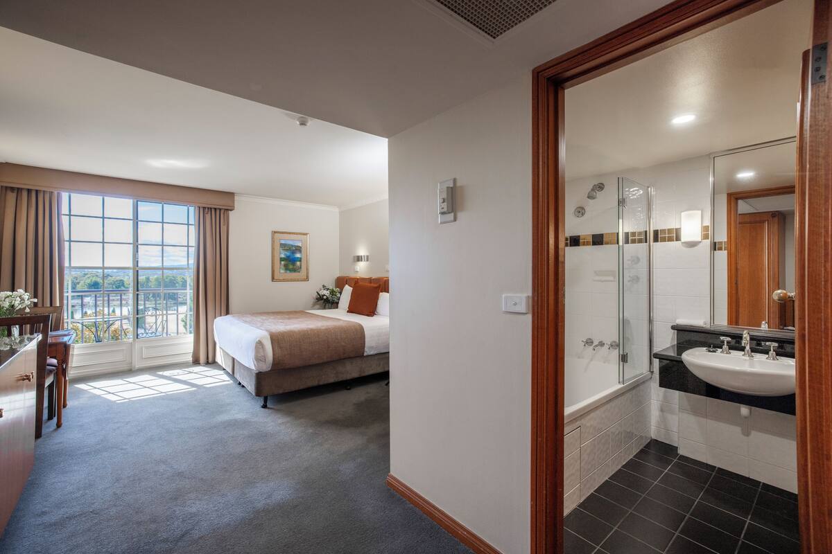 executive room, 1 king bed, courtyard view | 1 bedroom, hypo-allergenic bedding, minibar, in-room safe