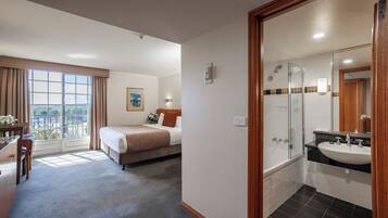 Executive Room, 1 King Bed, Courtyard View