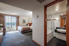 行政客房, 1 張特大雙人床, 庭園景 | 1 間睡房、防敏寢具、迷你吧、房內夾萬