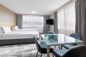 Suite, Mehrere Betten, Nichtraucher, Eckzimmer | Hochwertige Bettwaren, Minibar, Zimmersafe, individuell eingerichtet