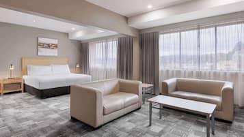 Executive Suite, 1 King Bed, Non Smoking, Jetted Tub | Premium bedding, minibar, in-room safe, individually furnished