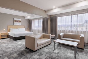 Executive Suite, 1 King Bed, Non Smoking, Jetted Tub | Premium bedding, minibar, in-room safe, individually furnished