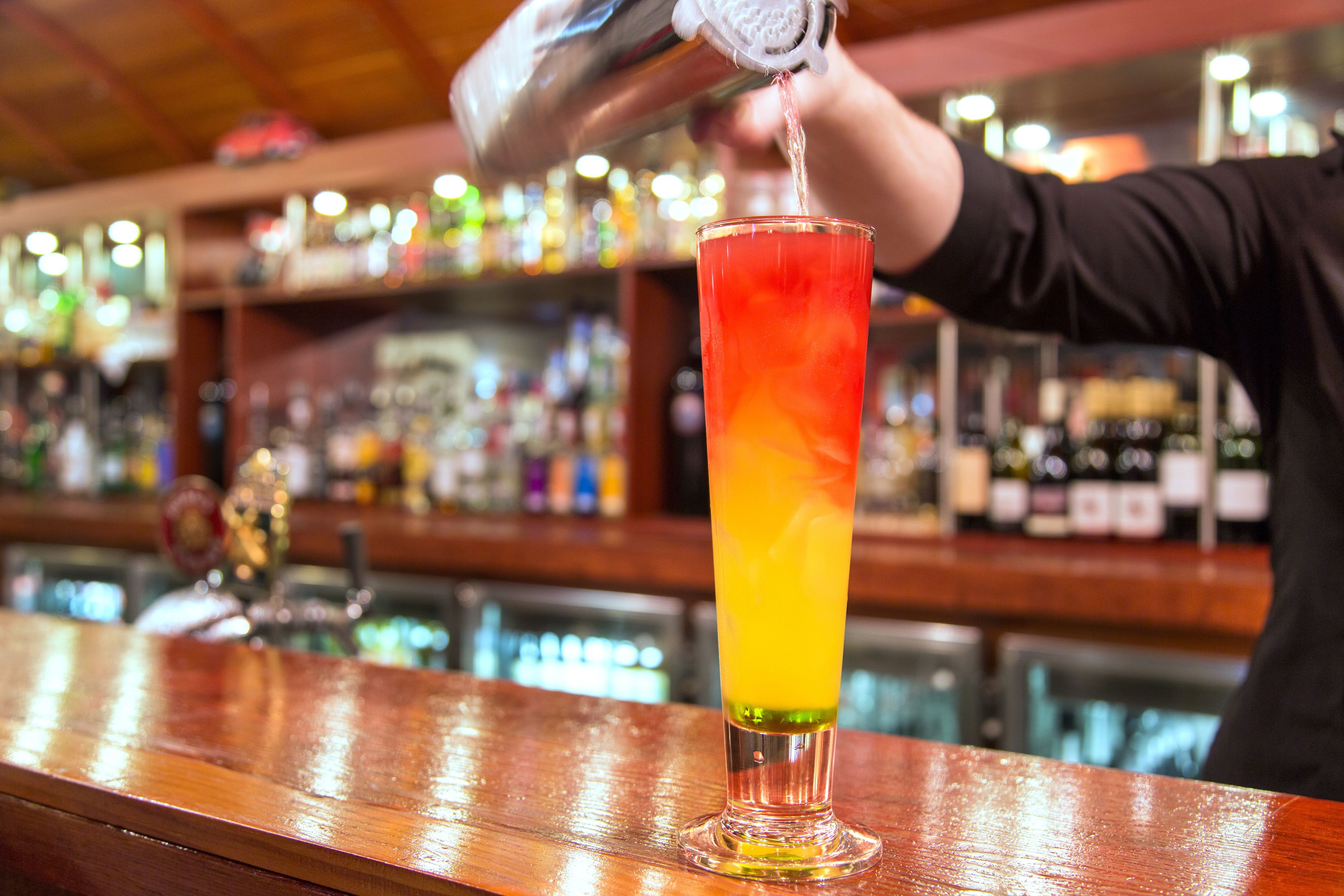 供应晚餐和欢乐时光优惠