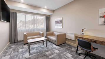 Suite – executive, 1 kingsize-seng, ikke-røyk, massasjebadekar | Sengetøy av topp kvalitet, minibar og safe på rommet