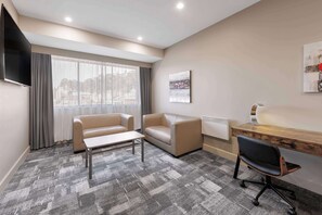 Executive Suite, 1 King Bed, Non Smoking, Jetted Tub | Premium bedding, minibar, in-room safe, individually furnished