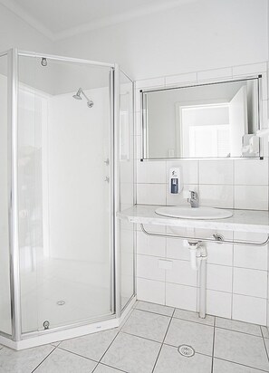 Officer Row, Shared Balcony | Bathroom | Shower, free toiletries, hair dryer, towels