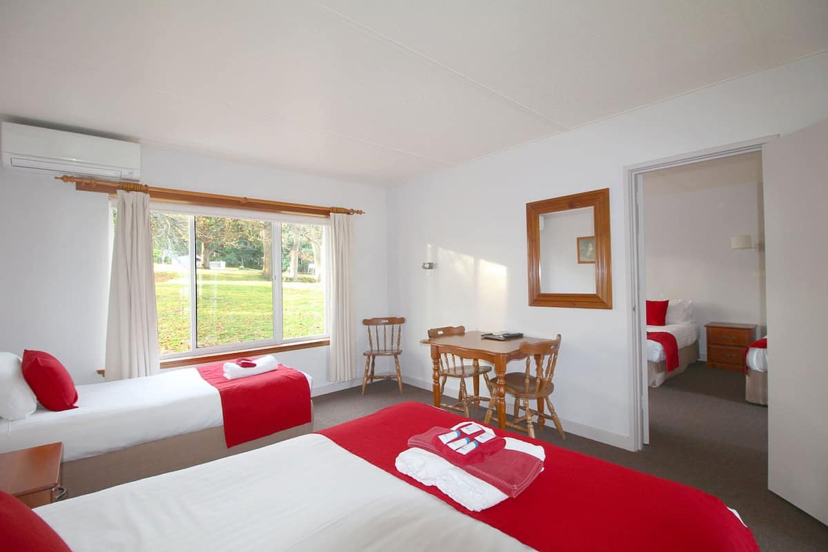 Interconnecting Room | Desk, iron/ironing board, free WiFi, bed sheets