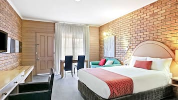 Minibar, caixa forta a l'habitació i escriptori