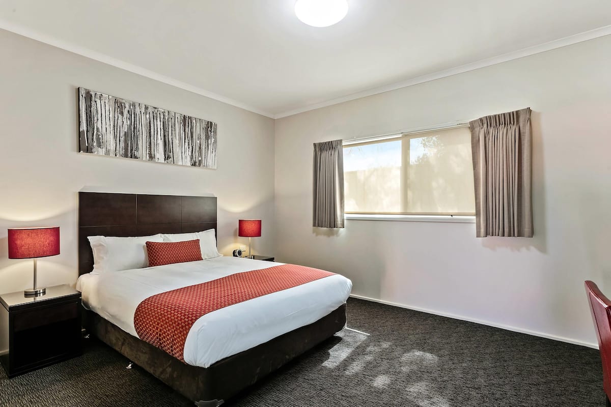 Executive Queen, Larger Unit | Minibar, in-room safe, desk, soundproofing