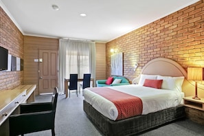 Standaard kamer, 1 queensize bed, niet-roken | Een minibar, een kluis op de kamer, een bureau, geluiddichte muren