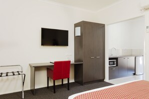 Minibar, in-room safe, desk, soundproofing - Quality Inn Colonial (Golden Square)
