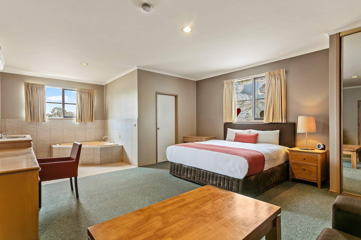 Superior King, private bath | Frigobar, cofres nos quartos, escrivaninha, quartos à prova de som