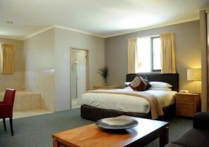 Minibar, in-room safe, desk, soundproofing - Quality Inn Colonial (Golden Square)