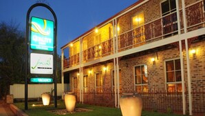 A colonial-style building with a sign indicating 'Quality Inn' and 'Vacancy'. - Quality Inn Colonial (Golden Square)