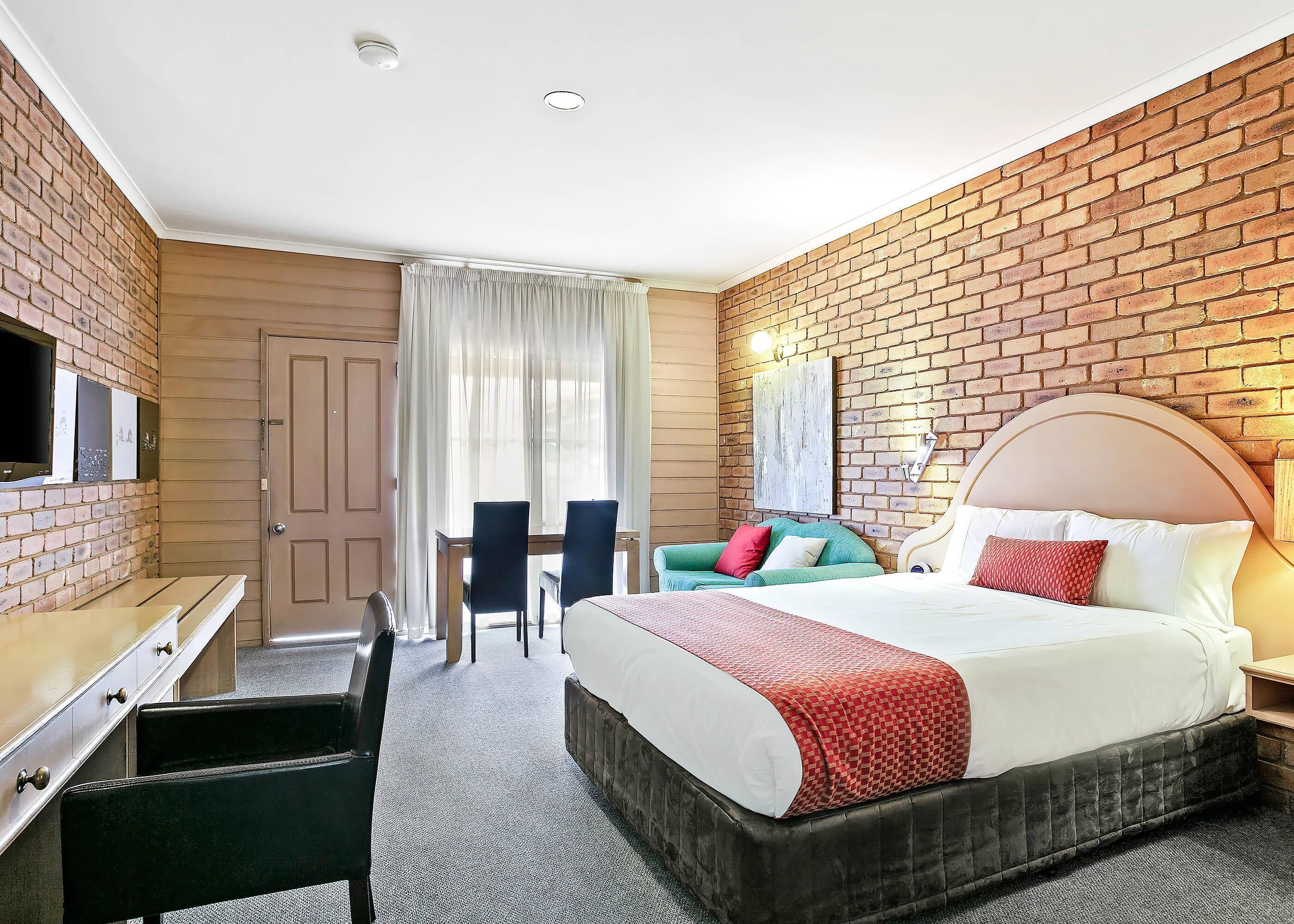 standard room, 1 queen bed, non smoking | minibar, in-room safe, desk, soundproofing