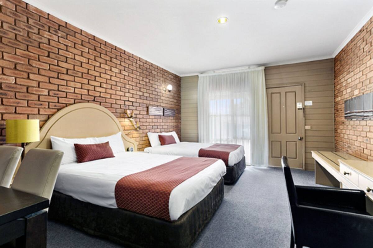 standard room, 2 queen beds, non smoking | minibar, in-room safe, desk, soundproofing